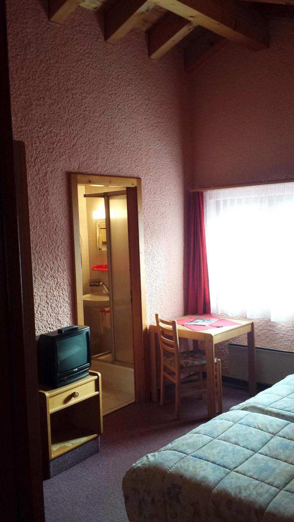 Hotel Restaurant Du Cret 부르세인트피에르 외부 사진
